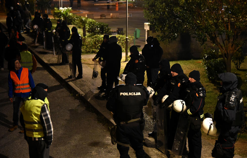 Večeras je u Podgorici održan novi građanski protest na kojem su, između ostalog, zatražene ostavke Savjeta i direktora Radio-televizije Crne Gore.