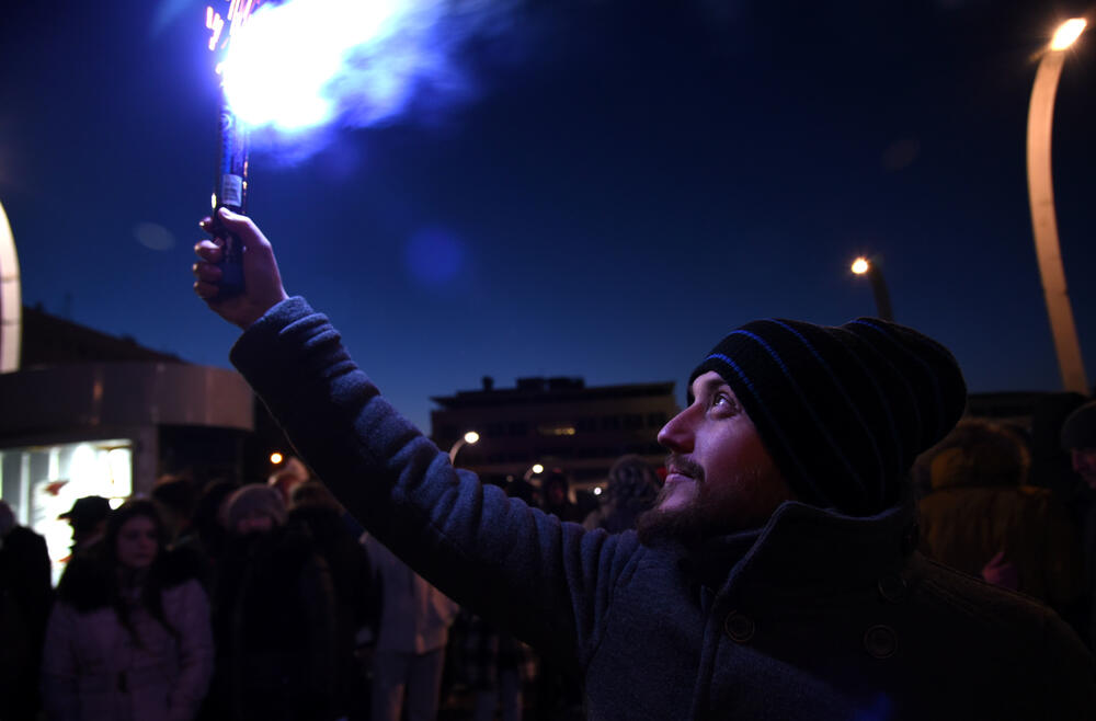Večeras je u Podgorici održan novi građanski protest na kojem su, između ostalog, zatražene ostavke Savjeta i direktora Radio-televizije Crne Gore.