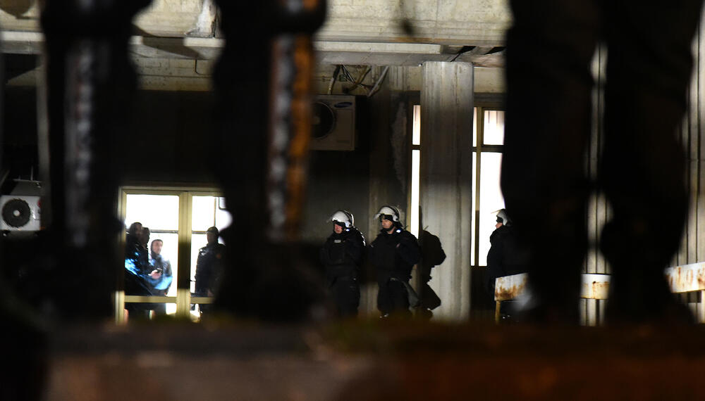 Večeras je u Podgorici održan novi građanski protest na kojem su, između ostalog, zatražene ostavke Savjeta i direktora Radio-televizije Crne Gore.