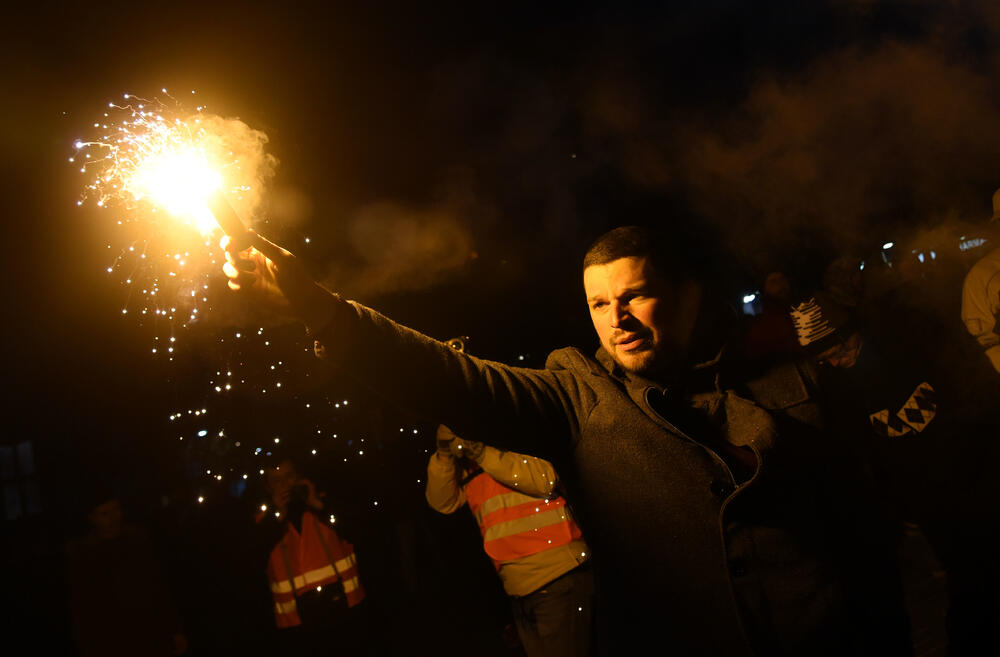 Večeras je u Podgorici održan novi građanski protest na kojem su, između ostalog, zatražene ostavke Savjeta i direktora Radio-televizije Crne Gore.
