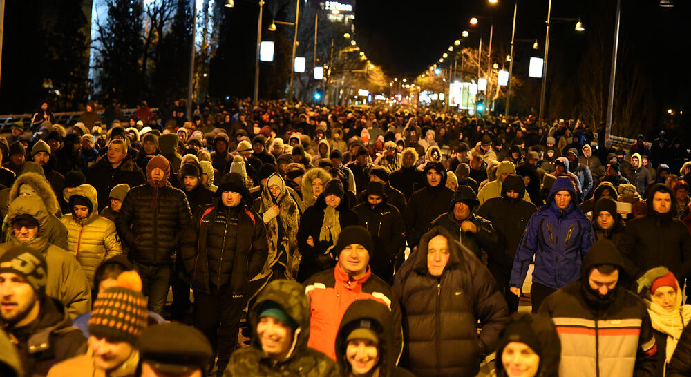 Večeras je u Podgorici održan novi građanski protest na kojem su, između ostalog, zatražene ostavke Savjeta i direktora Radio-televizije Crne Gore.