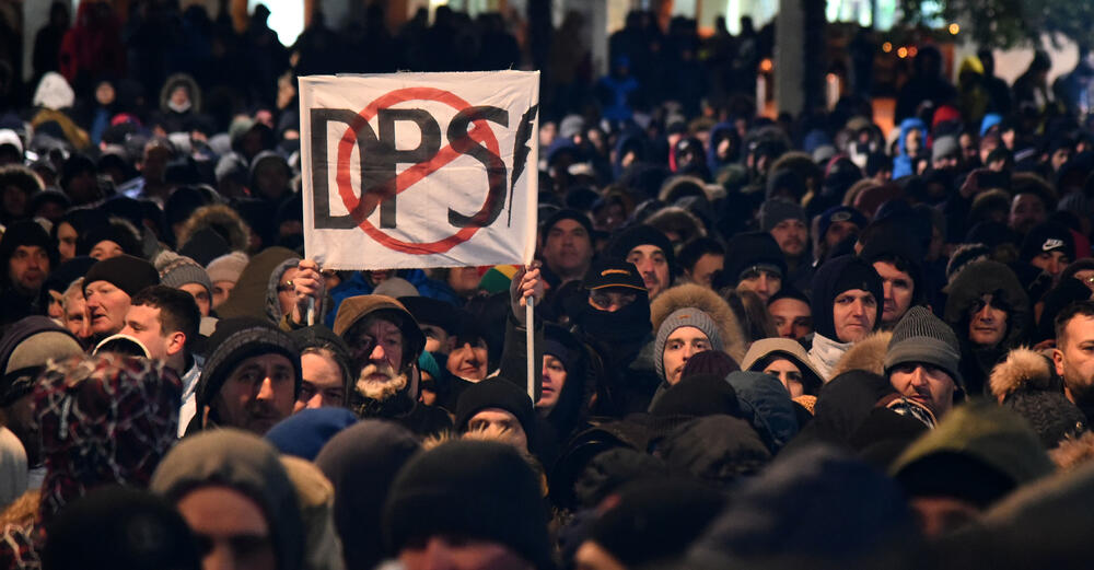 Večeras je u Podgorici održan novi građanski protest na kojem su, između ostalog, zatražene ostavke Savjeta i direktora Radio-televizije Crne Gore.