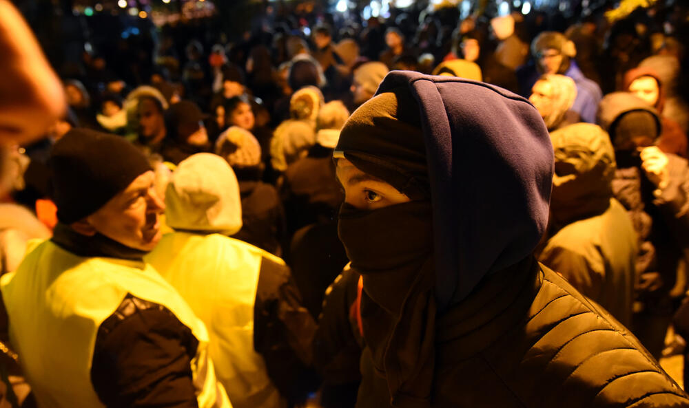 Večeras je u Podgorici održan novi građanski protest na kojem su, između ostalog, zatražene ostavke Savjeta i direktora Radio-televizije Crne Gore.