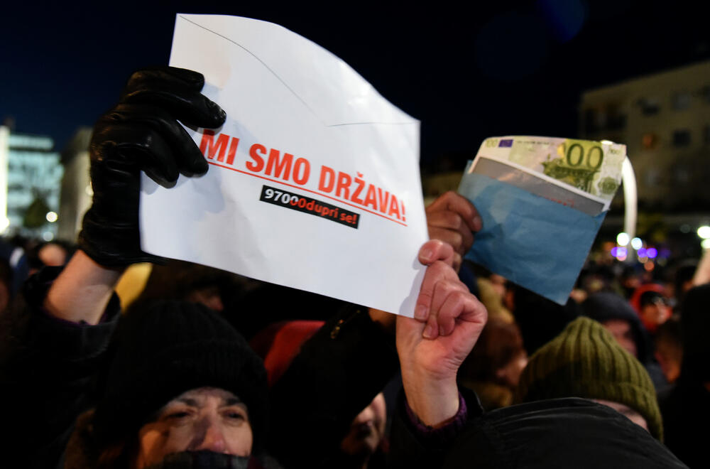 Večeras je u Podgorici održan novi građanski protest na kojem su, između ostalog, zatražene ostavke Savjeta i direktora Radio-televizije Crne Gore.