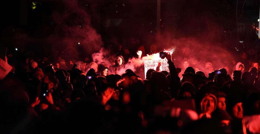 Večeras je u Podgorici održan novi građanski protest na kojem su, između ostalog, zatražene ostavke Savjeta i direktora Radio-televizije Crne Gore.