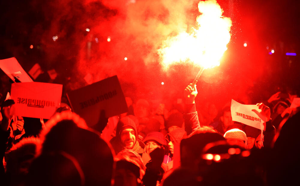 Večeras je u Podgorici održan novi građanski protest na kojem su, između ostalog, zatražene ostavke Savjeta i direktora Radio-televizije Crne Gore.