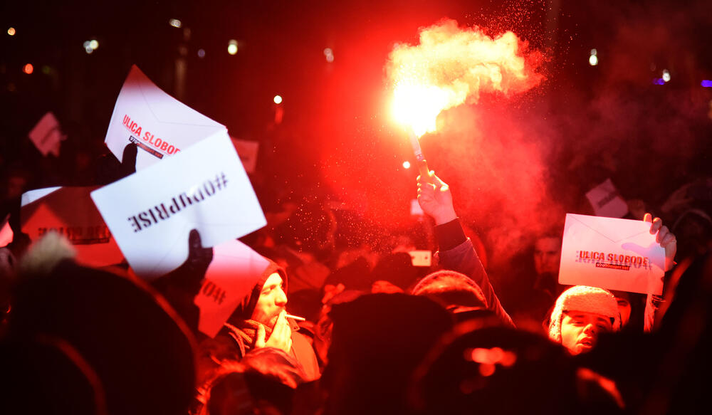 Večeras je u Podgorici održan novi građanski protest na kojem su, između ostalog, zatražene ostavke Savjeta i direktora Radio-televizije Crne Gore.