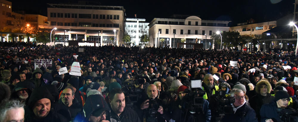 Večeras je u Podgorici održan novi građanski protest na kojem su, između ostalog, zatražene ostavke Savjeta i direktora Radio-televizije Crne Gore.