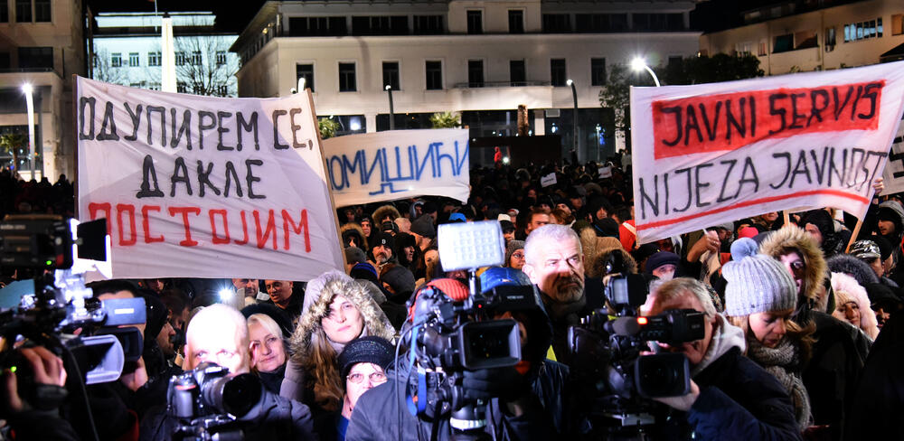 Večeras je u Podgorici održan novi građanski protest na kojem su, između ostalog, zatražene ostavke Savjeta i direktora Radio-televizije Crne Gore.