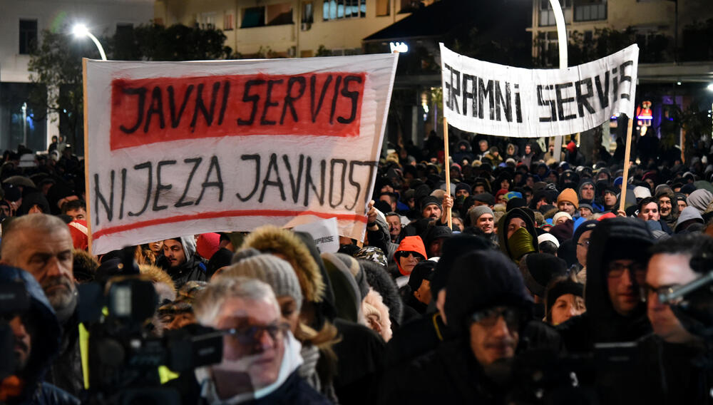 Večeras je u Podgorici održan novi građanski protest na kojem su, između ostalog, zatražene ostavke Savjeta i direktora Radio-televizije Crne Gore.
