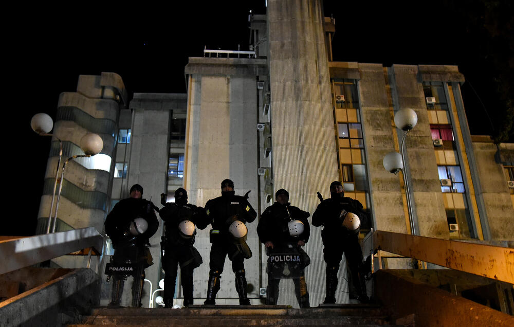 Večeras je u Podgorici održan novi građanski protest na kojem su, između ostalog, zatražene ostavke Savjeta i direktora Radio-televizije Crne Gore.