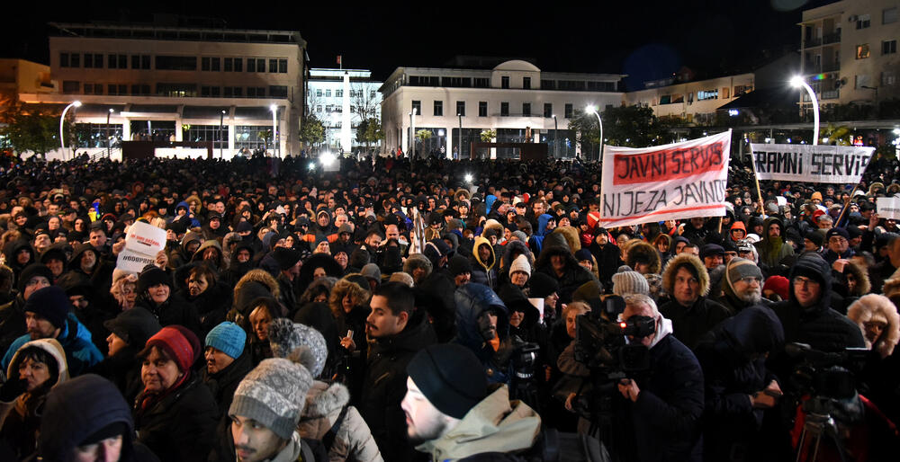 Večeras je u Podgorici održan novi građanski protest na kojem su, između ostalog, zatražene ostavke Savjeta i direktora Radio-televizije Crne Gore.