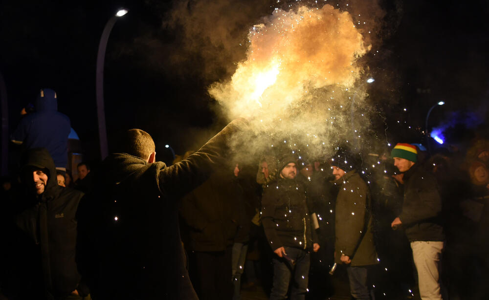 Večeras je u Podgorici održan novi građanski protest na kojem su, između ostalog, zatražene ostavke Savjeta i direktora Radio-televizije Crne Gore.