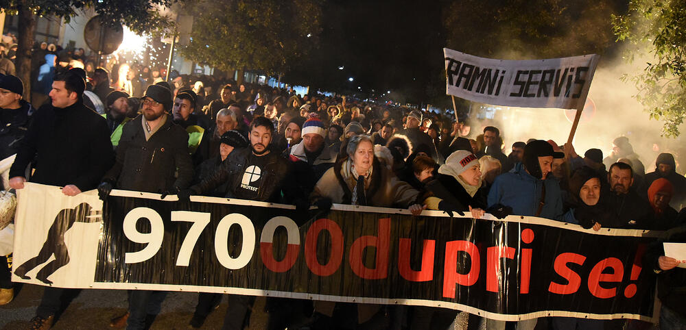 Večeras je u Podgorici održan novi građanski protest na kojem su, između ostalog, zatražene ostavke Savjeta i direktora Radio-televizije Crne Gore.