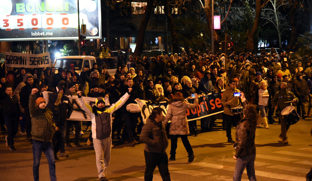 Večeras je u Podgorici održan novi građanski protest na kojem su, između ostalog, zatražene ostavke Savjeta i direktora Radio-televizije Crne Gore.