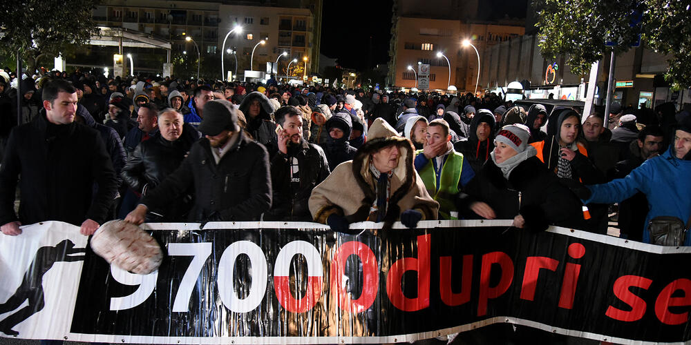 Večeras je u Podgorici održan novi građanski protest na kojem su, između ostalog, zatražene ostavke Savjeta i direktora Radio-televizije Crne Gore.