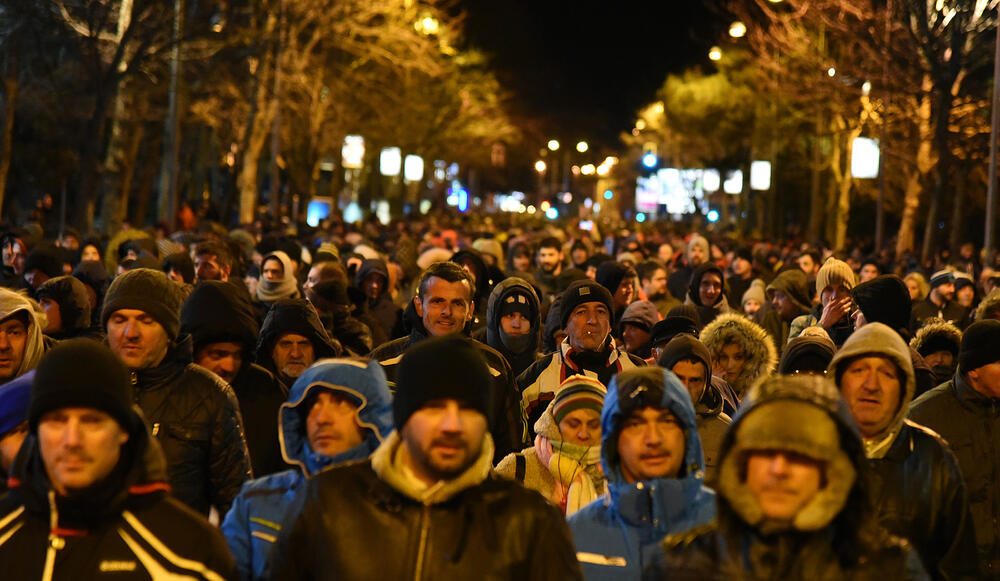 Večeras je u Podgorici održan novi građanski protest na kojem su, između ostalog, zatražene ostavke Savjeta i direktora Radio-televizije Crne Gore.