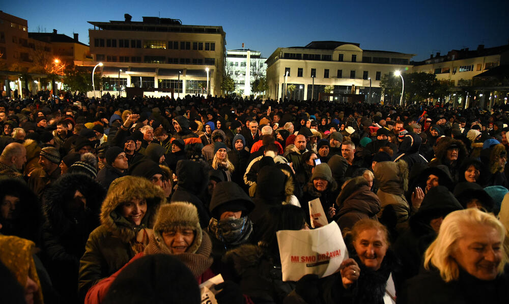 Večeras je u Podgorici održan novi građanski protest na kojem su, između ostalog, zatražene ostavke Savjeta i direktora Radio-televizije Crne Gore.