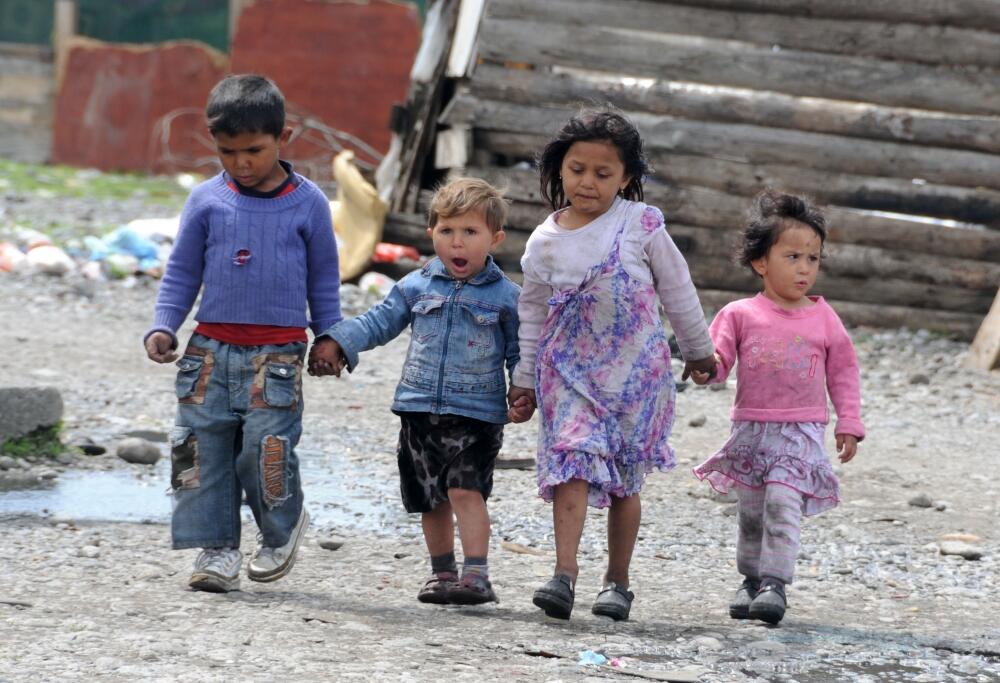 Vrela ribnička, djeca