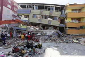 Turska: Zemljotres srušio minaret, povrijeđenih zasad nema