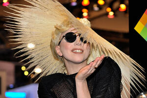 Lejdi Gaga pravi šešire od - bubašvaba