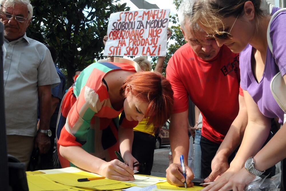 Peticija, Potpisivanje, MANS, Foto: Luka Zeković