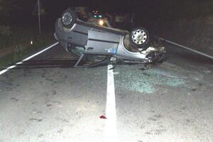 Vozač lakše povrijeđen nakon okretanja vozila na krov