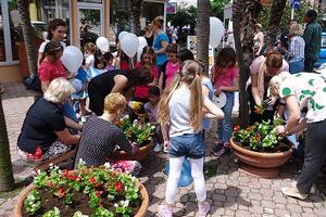 Tivat: Turistička organizacija sadila cvijeće, folkloraši voćku