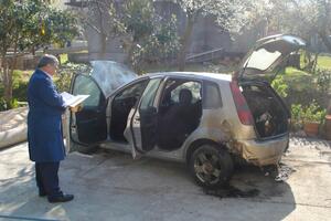 Tivat: Ne znaju ko je zapalio vozila