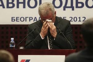 Nikolić zaplakao dok je podnosio ostavku u SNS-u