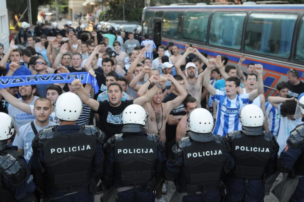 Perovac - Varvari, navijaci neredi, Foto: Savo Prelević