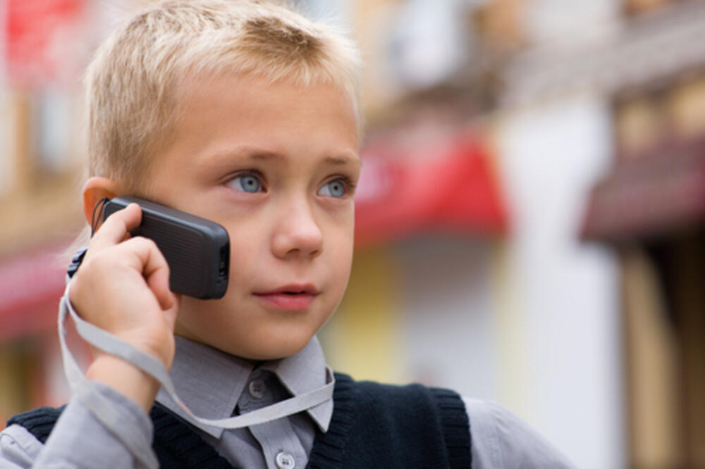 mobilni telefon, dijete, Foto: Shutterstock.com