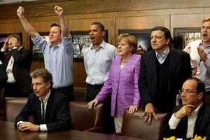 Kameron proslavio gol Drogbe pored tužne Merkel