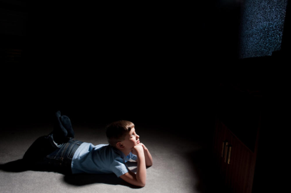 dijete ispred TV-a, Foto: Shutterstock.com