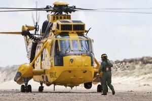 Britanski spasilački helikopter se spustio na plažu da posada kupi...