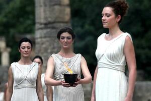 Upaljena olimpijska baklja