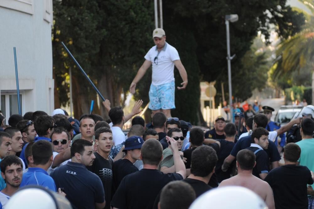 Perovac - Varvari, navijaci neredi, Foto: Savo Prelević