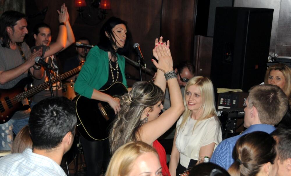 Igor Lukšić, Neverne bebe, Buda bar