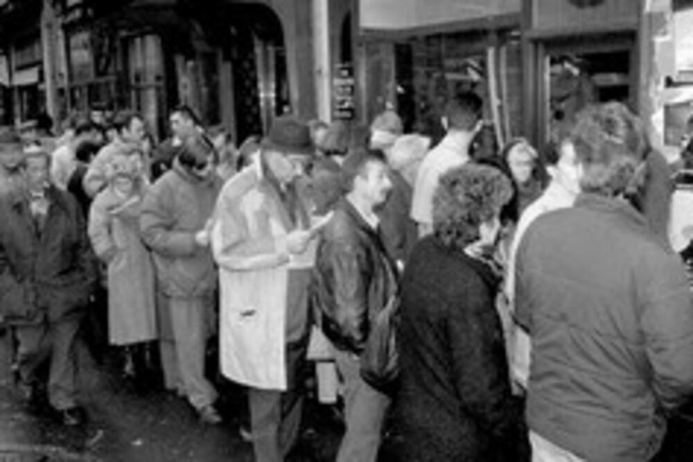 Redovi ispred "Jugoskandika", Foto: Politika