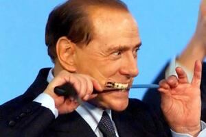 Djevojke simulirale seks sa statuom na Berluskonijevim žurkama