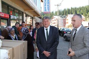 Princ Nikola pomogao rožajske porodice sa paketima hrane i higijene