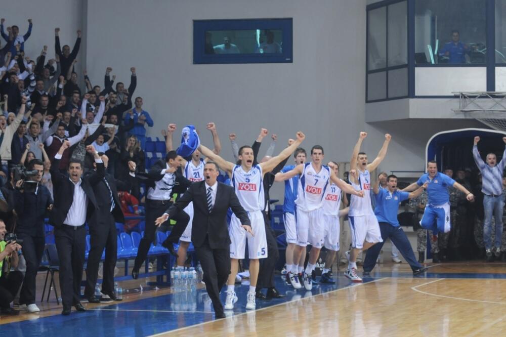 Dejan Radonjić i igrači, Foto: Savo Prelević