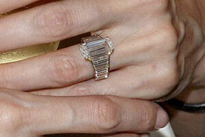 Prodaje se replika Anđelininog vjereničkog prstena