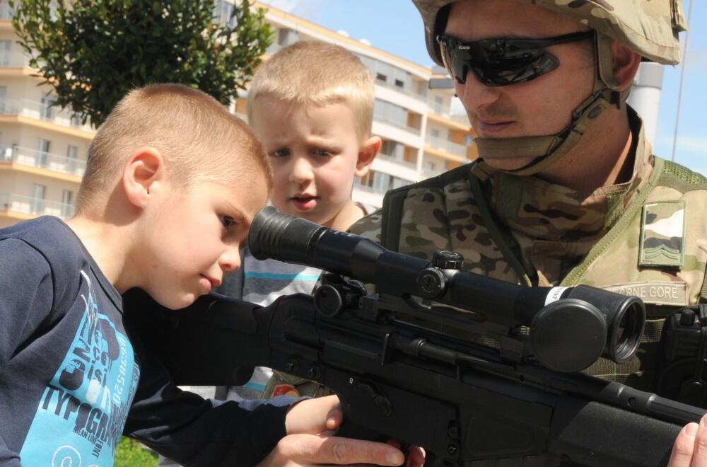 Djeca sa vojnicima