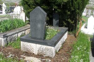 Oskrnavljeno groblje: Ukrali ograde sa 4 nadgrobne ploče