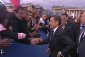 Sarkozi skinuo sat sa ruke dok se pozdravljao sa pristalicama