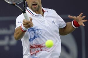 Đoković i dalje ubjedljiv, Izner potisnuo Fiša