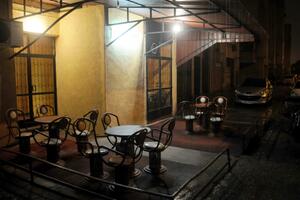 15 pijanih momaka se tuklo metalnim stolicama