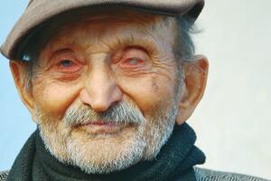 Najstariji Rom u Crnoj Gori živi u bijedi sa gluvonijemim sinom