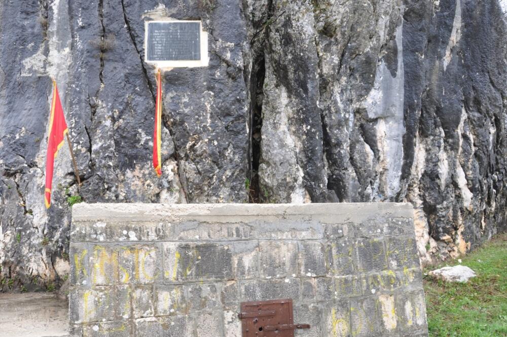 Duga spomen ploča, Foto: Srđo